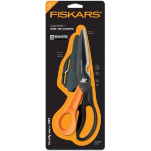 Fiskars Mehrzweckschere Cuts+More im Set mit Klingenschärfer und Schneideschutz.