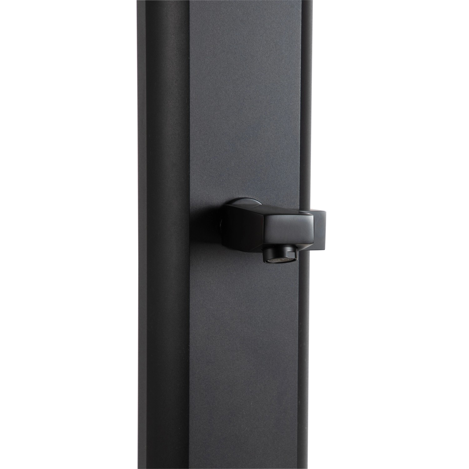 Detailaufnahme: Schwarze Steinbach Solardusche Compact 25 l mit Duschkopf.