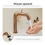 Roségoldene Emke Waschtischarmatur mit Neoperl Perlator. Der Wasserhahn spart Wasser, während ein Strahl in Hände fließt.