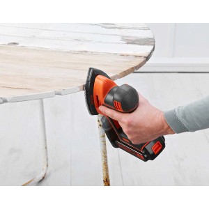 Black+Decker Akku-Dreieckschleifer Mouse BDCDS18 im Einsatz beim Schleifen einer Tischplatte.