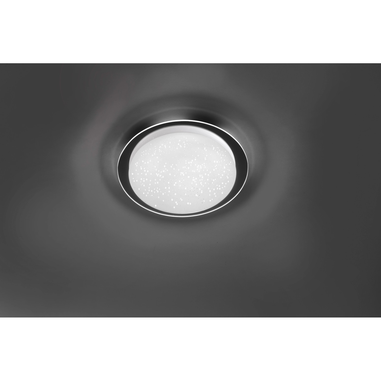 Runde LED-Deckenleuchte Skyler in Chrom mit Sternenhimmel-Optik, Durchmesser 38 cm.