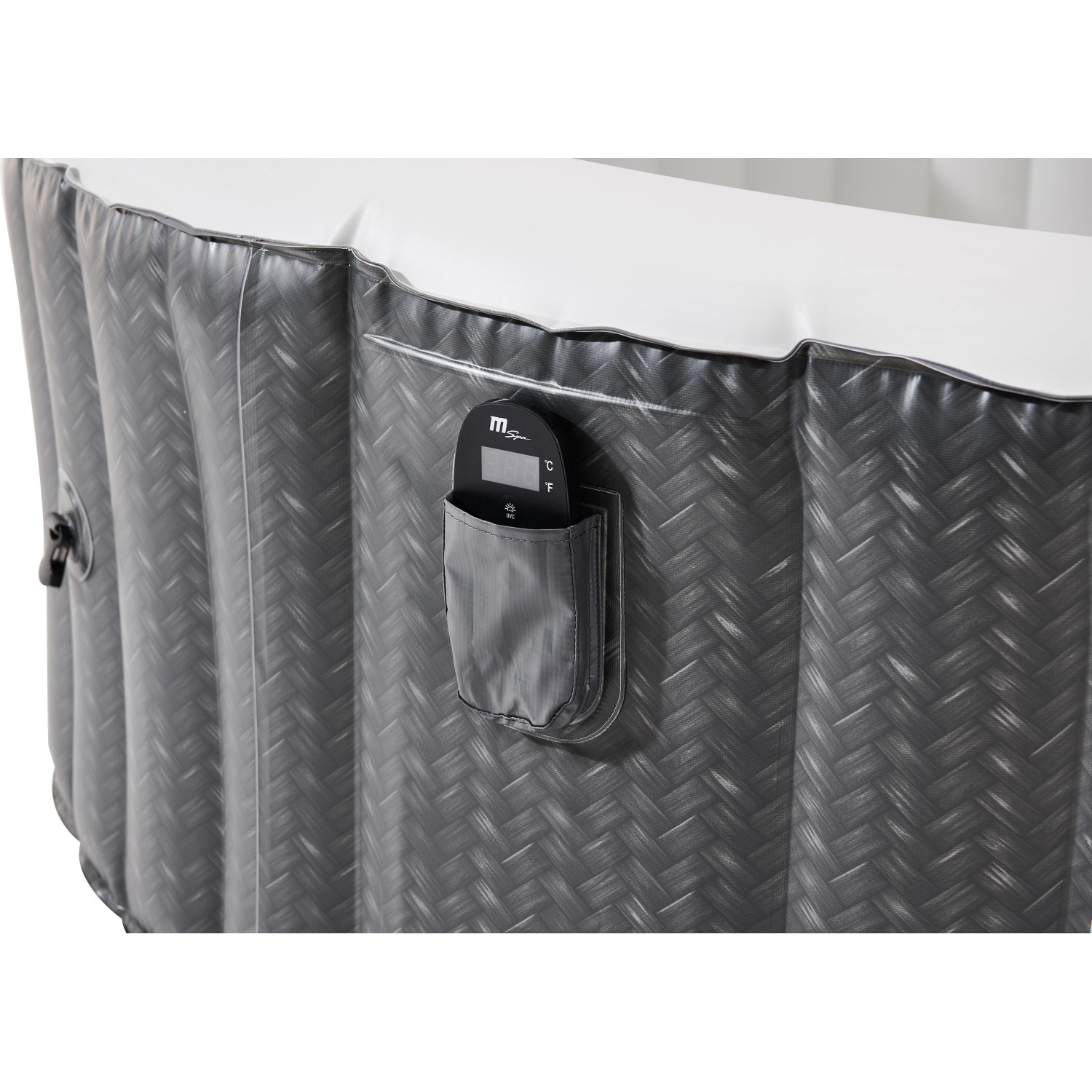 Detailaufnahme: Mobiler Whirlpool im Rattan Design mit Fernbedienung in Tasche.