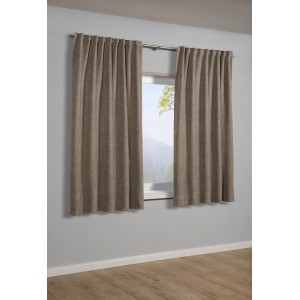 Brauner Sehlbach Fertigschal Dimout Fleece, verdunkelnd und wärmeisolierend, vor Fenster.