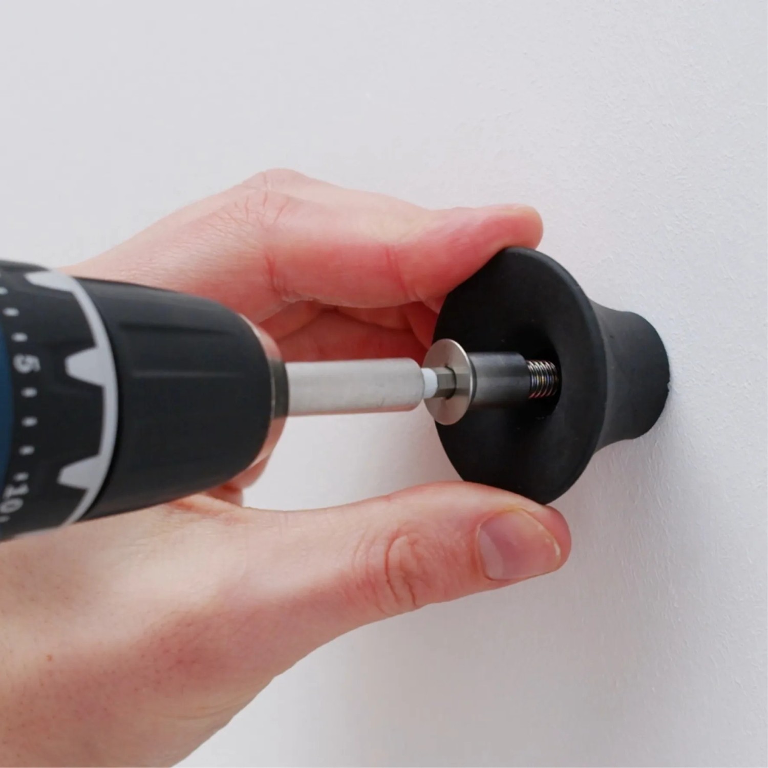 Montage des gelben Wagner Wandhaken Hooks4home Tulip mit Schraubenzieher.