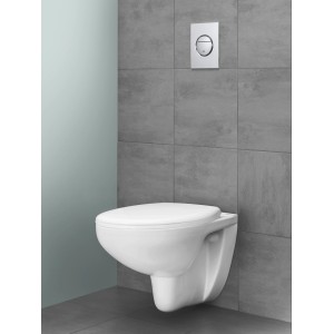 Grohe Bau Keramik Wand-WC, spülrandlos, Alpinweiß, mit Betätigungsplatte vor grauer Wand.