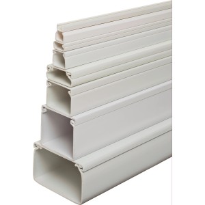 Graue Kabelkanäle in verschiedenen Größen gestapelt. Kabelkanal 15x15 mm, 2m Länge.