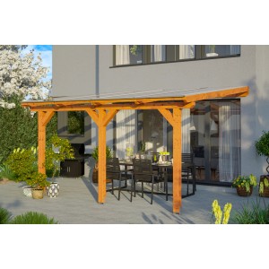 Skan Holz Terrassenüberdachung Bormio, Eiche Hell, mit Polycarbonat-Dach und Sitzgruppe.