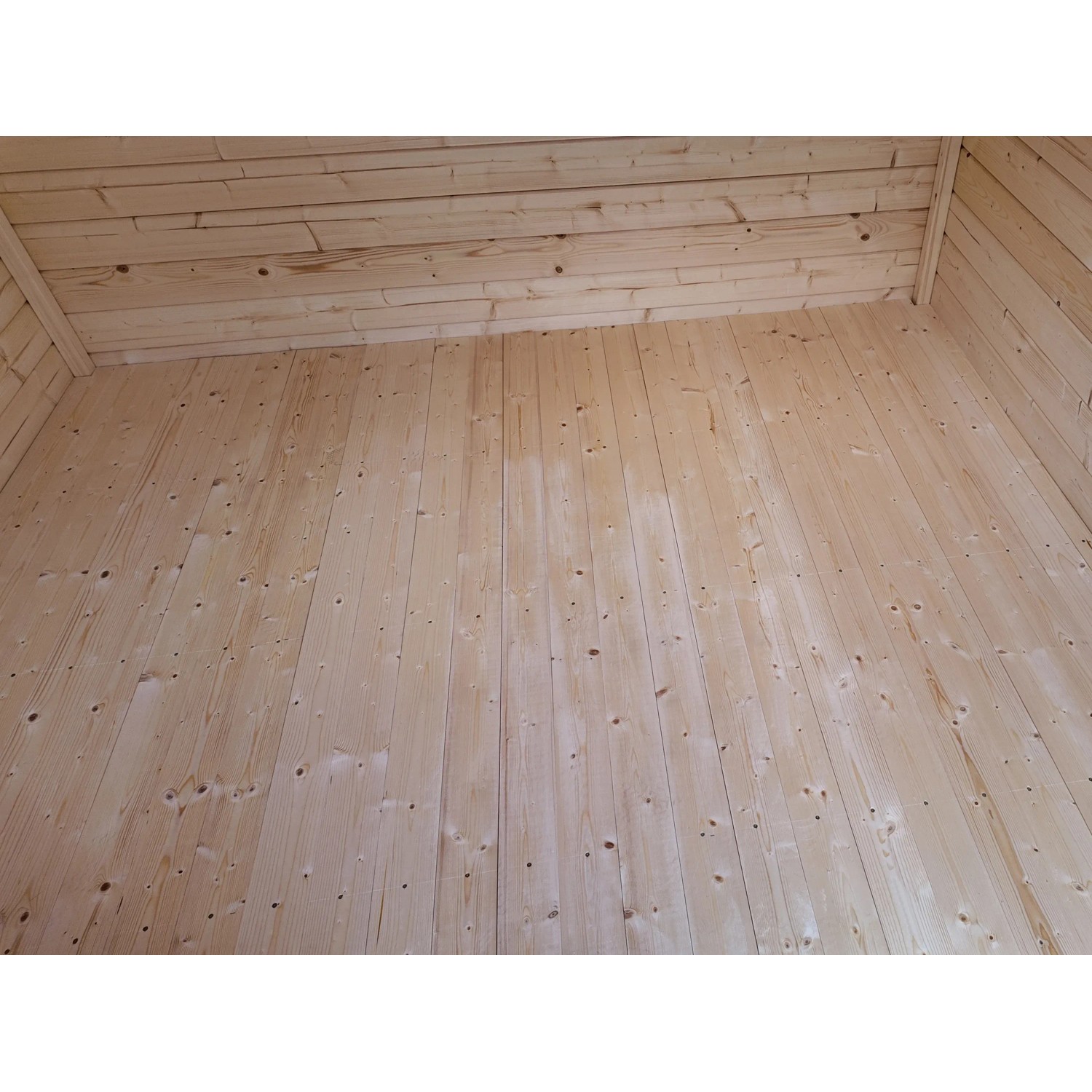 Innenansicht weka Holz-Gartenhaus Angolo A mit Holzboden und Decke.