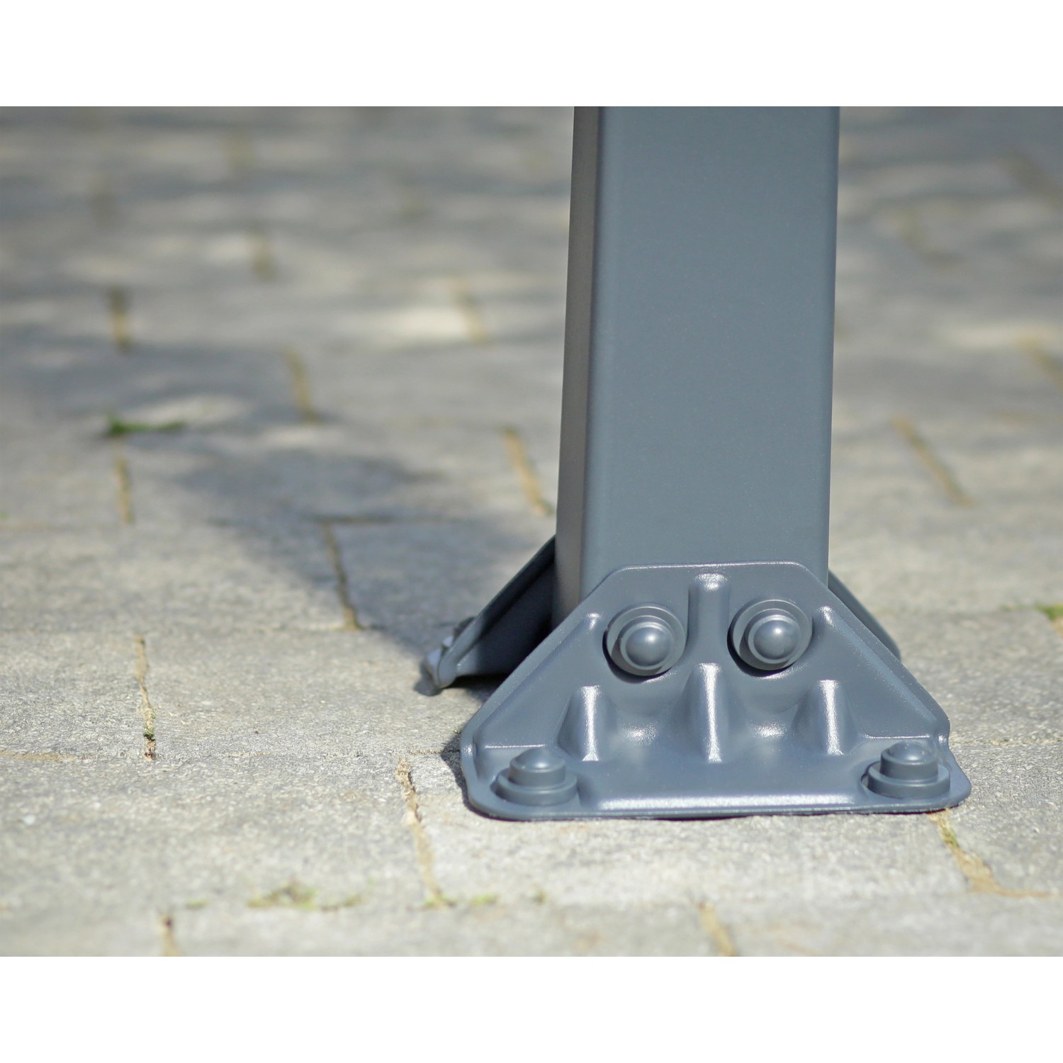 Detailaufnahme: Anthrazitfarbener Pfostenfuß des Canopia Carport Arcadia 4300.