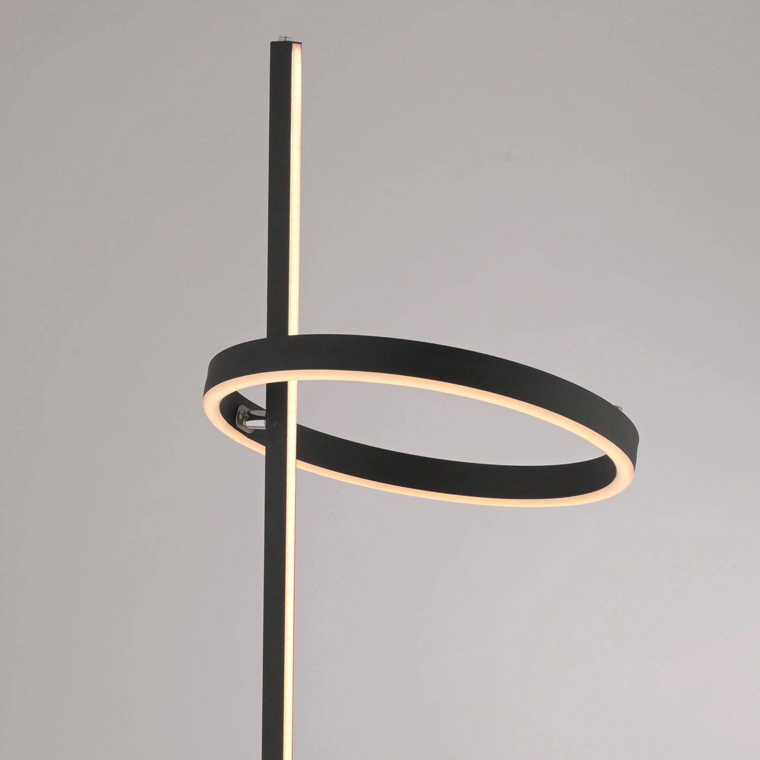 Moderne, schwarze Design-Stehlampe Ritus mit LED-Ring und Stab, dimmbar.
