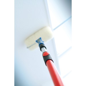 LUX Teleskopstab Fiberglas, rot, mit Farbroller an Decke. Ausziehbar von 1,15 m bis 2 m.