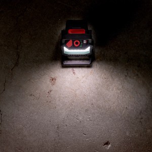 Metabo Akku-Baustrahler BSA 18 LED 4000 Solo leuchtet auf Betonboden.