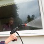 Bosch EasyAquatak 100 Hochdruckreiniger im Einsatz beim Fensterputzen.