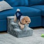 PawHut Haustiertreppe aus Holz mit drei grauen Plüschstufen. Ein Hund nutzt die bequeme Treppe neben einem blauen Sofa.