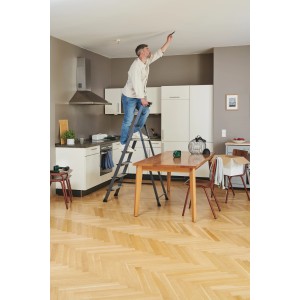 Mann auf Leiter mit Bosch UniversalLevel 2 Kreuzlinienlaser zur Deckenbearbeitung.