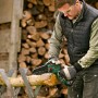 Mann sägt Holz mit dem Bosch Akku-Gehölzschneider EasyChain 18V-15-7.