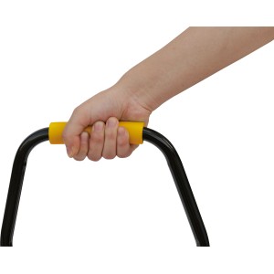 Hand hält gelben Griff der faltbaren Sackkarre (30 kg) aus Stahl.