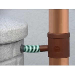 Arves Regensammler Standard, braun, mit Verbindung zu Regentonne und Fallrohr.