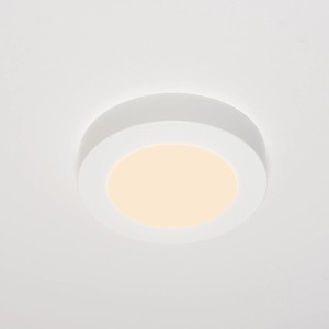Weißer, runder LED Einbaustrahler, dimmbar und mit CCT-Funktion, Durchmesser 15 cm.