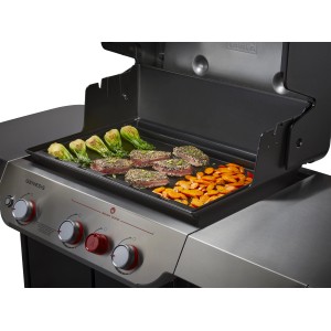 Weber Grillplatte für Genesis 300 Serie mit Gemüse und Fisch auf dem Grill.