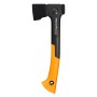 Fiskars X-series Universalaxt X14, 35,5 cm, mit schwarzem Axtkopf und orange-schwarzem Griff.