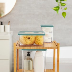 Quadratische Rotho Vorratsdose Loft Premium, 1 l, transparent mit grünem Deckel, gefüllt mit Schwämmen und Wattepads.