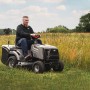 Texas Benzin-Rasentraktor Premium TTC102H beim Rasen mähen.