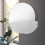 Weiße, runde Eglo LED Wandleuchte Metrass 1, 4,5W, satiniert, an grauer Wand.