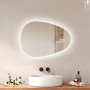 Asymmetrischer Emke LED Badspiegel 70x50 cm mit dimmbaren Lichtfarben und Anti-Beschlag Funktion im modernen Bad.