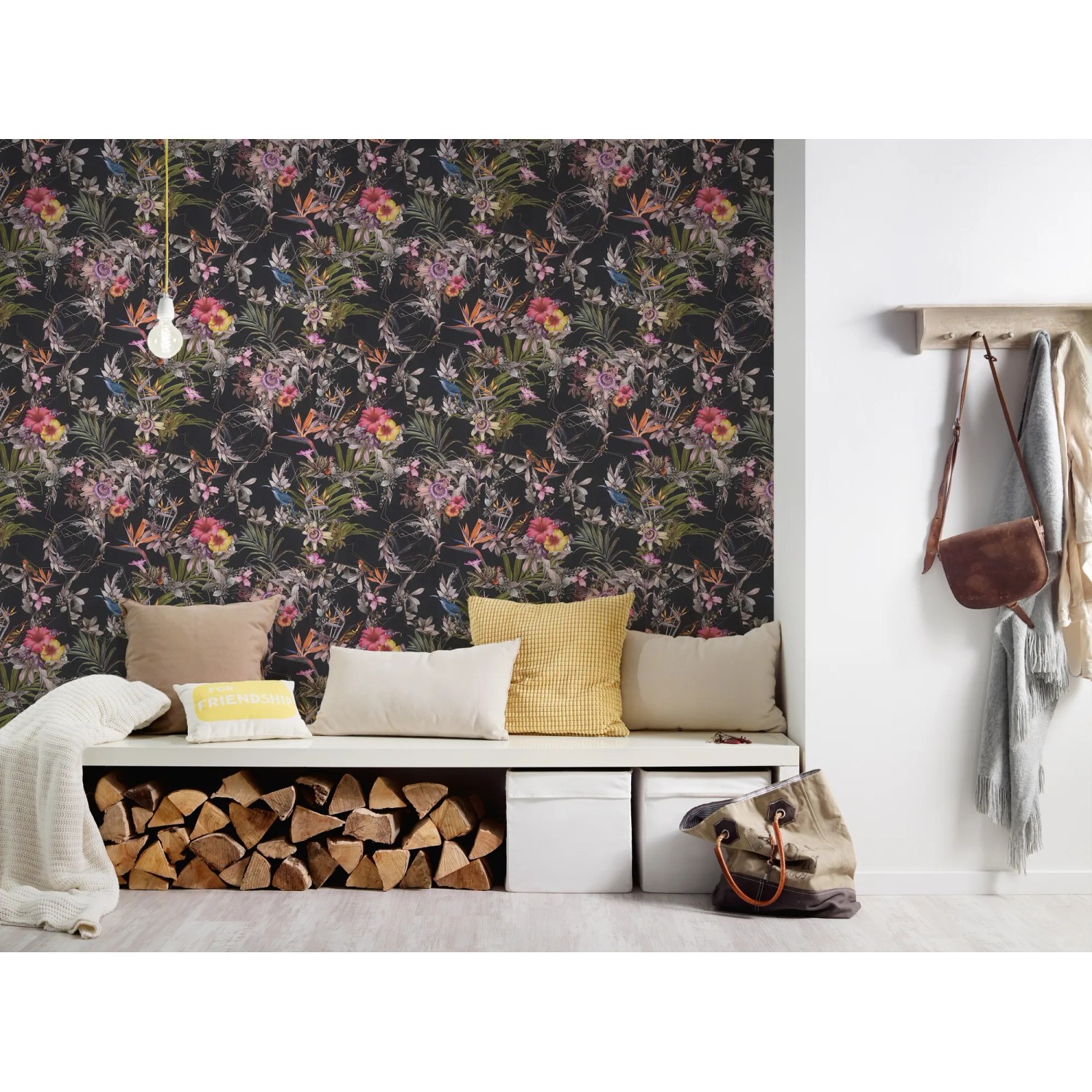 Vliestapete mit Blumenmuster in Schwarz und Grün. Dekorative, matte Tapete mit floralem Design.