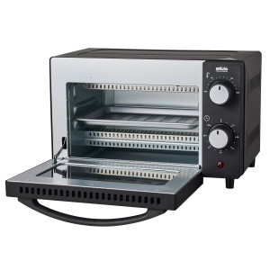 Schwarzer Silva Homeline Mini-Backofen MB 1000 mit geöffneter Tür und Zubehör.