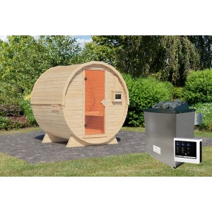 Karibu Fasssauna-Set aus naturbelassenem Holz mit Ofen und externer Steuerung im Garten.