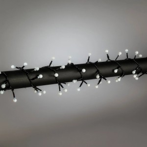 Konstsmide Globelichterkette Cluster mit 200 pastellfarbenen LEDs am schwarzen Kabel, ideal für Außen.