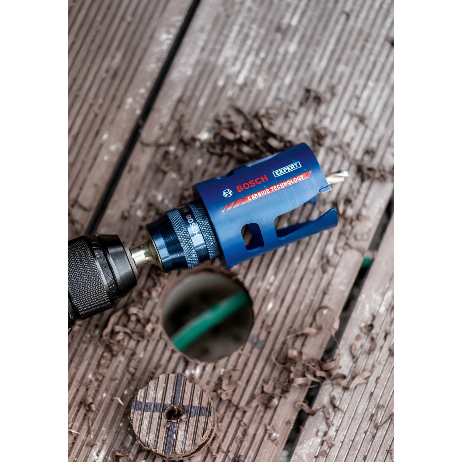 Bosch Expert Lochsäge Construction Material Ø 40 mm im Einsatz mit Bohrmaschine.