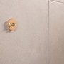 Tesa Moon Handtuchhaken in Bronze an Badezimmerwand. Badhelfer für Handtücher.