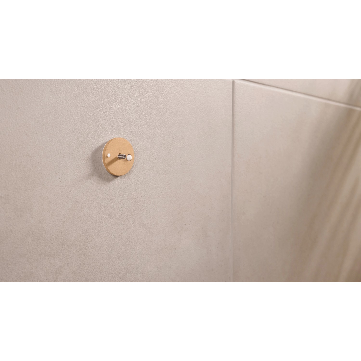 Tesa Moon Handtuchhaken in Bronze an Badezimmerwand. Badhelfer für Handtücher.