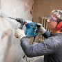 Bosch Professional GBH4-32DFR Bohrhammer im Einsatz beim Stemmen einer Wand.