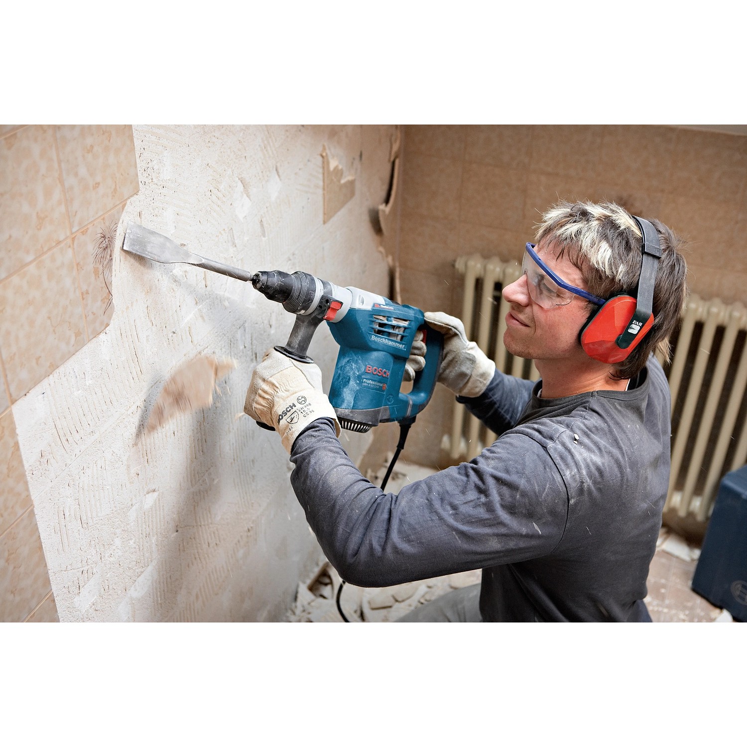 Bosch Professional GBH4-32DFR Bohrhammer im Einsatz beim Stemmen einer Wand.