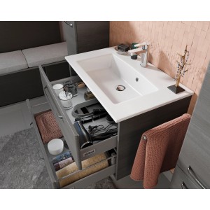 Pelipal Trentino Mineralmarmor Waschbecken, 77 cm breit, in modernem Badezimmer mit offenem Unterschrank.