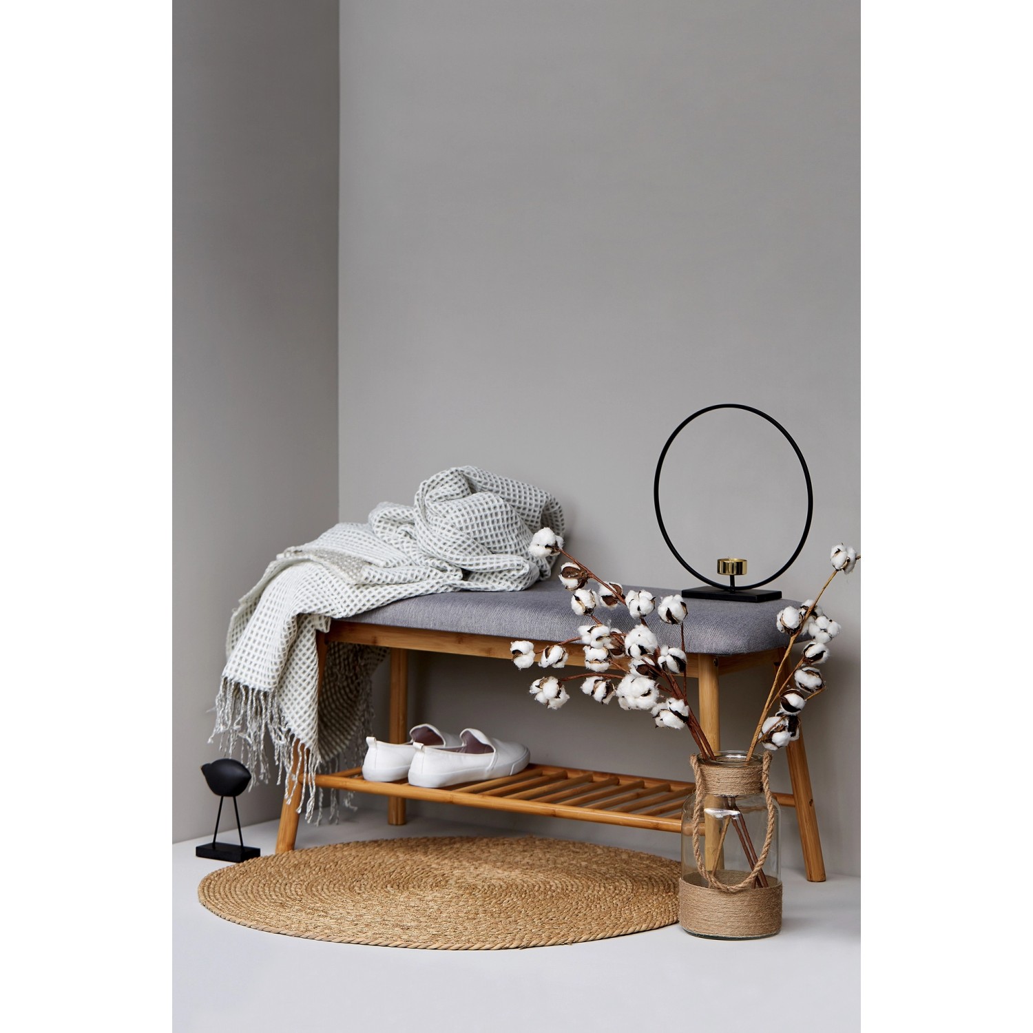 Wenko Schuhbank Bahari Bambus mit grauer Sitzfläche und Ablage für Schuhe.