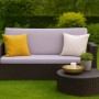 Lila Setgarden Gartenkissen für 2-Sitzer Polyrattan Gartensofa mit Zierkissen auf Gartentisch.