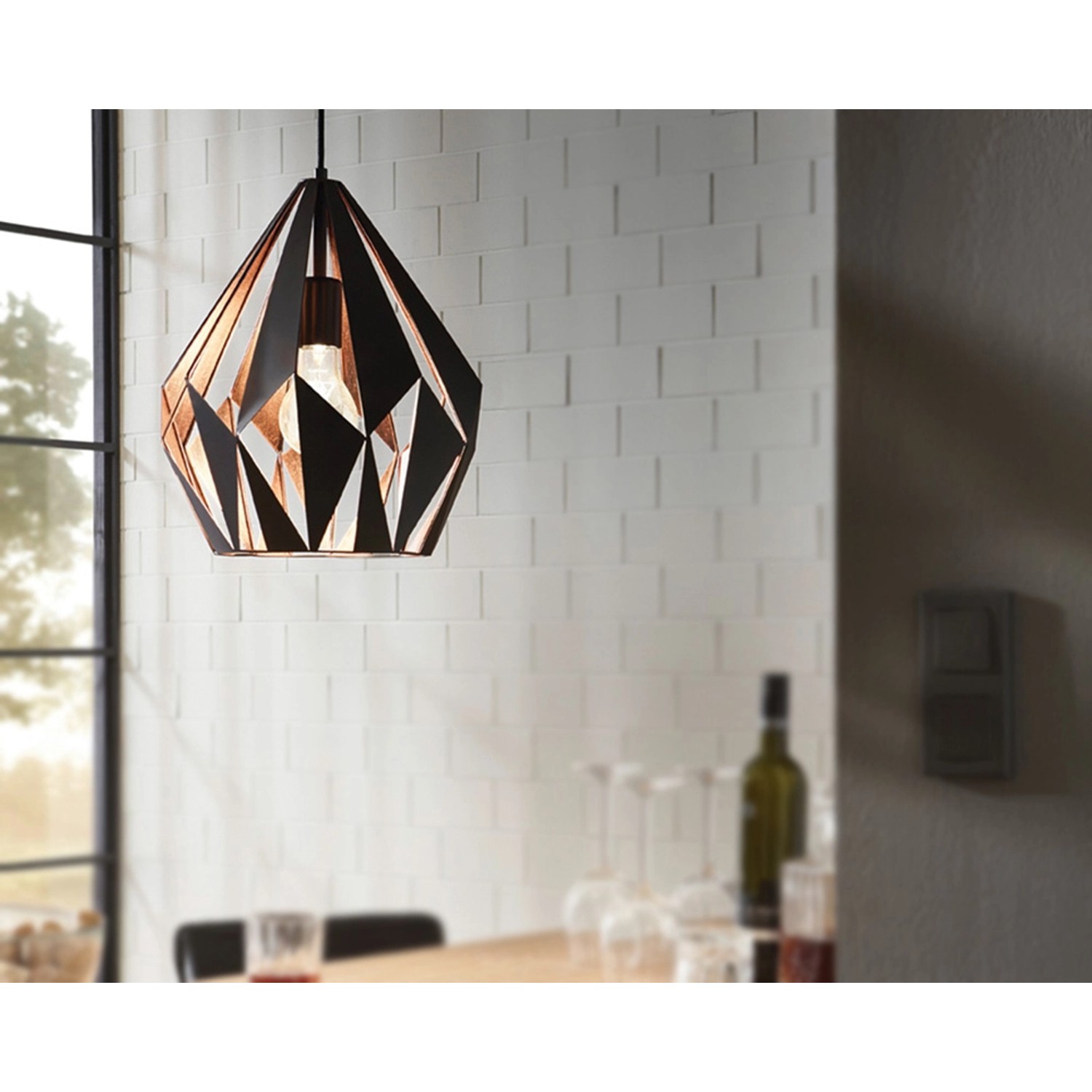 Moderne Eglo Pendelleuchte Carlton 1 in Schwarz-Kupfer, geometrisches Design.