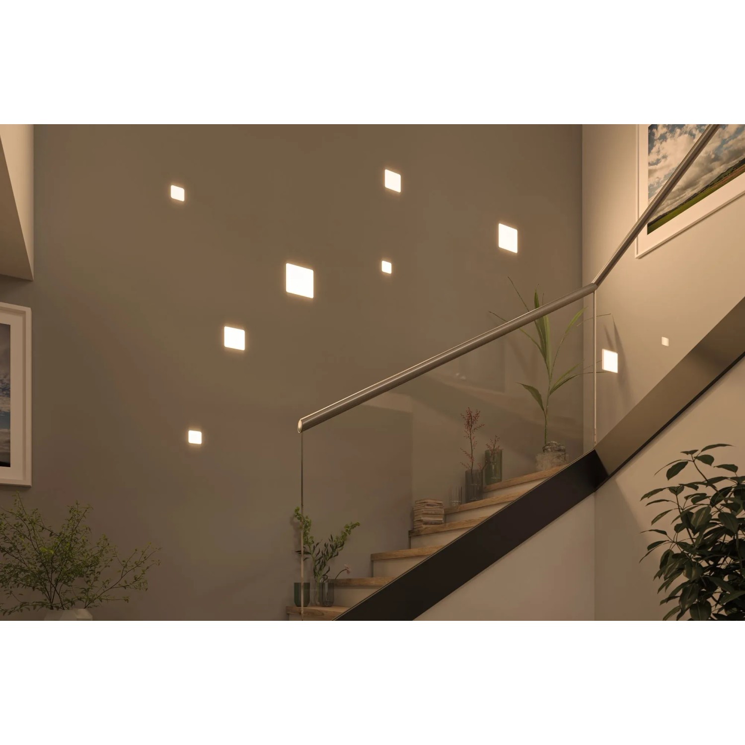 Eingebaute, eckige Paulmann LED-Einbaupanels Veluna VariFit (125x125 mm) an einer Wand neben einer Treppe.