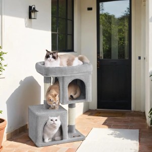 Heller, grauer Feandrea Kratzbaum mit 2 Ebenen und drei Katzen.