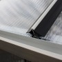 Vitavia Windsicherung für Gewächshaus mit 4 mm Hohlkammerplatten, Detailansicht.