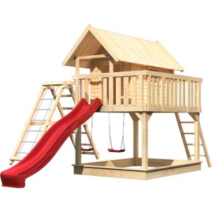 Karibu Stelzenhaus Fidel mit Doppelschaukel, roter Rutsche und Netzrampe aus naturbelassenem Holz.