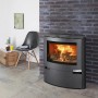 Schwarzer Aduro 15 Kaminofen aus Stahl (6,5 kW) mit Automatik im Wohnraum mit brennendem Holz.