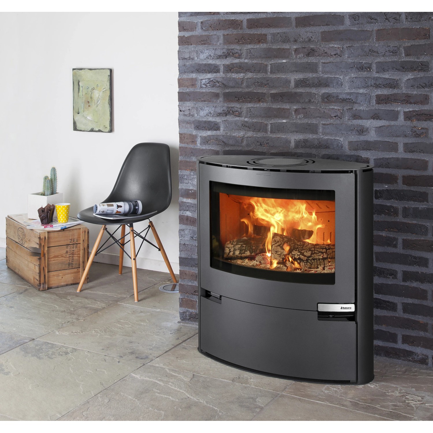 Schwarzer Aduro 15 Kaminofen aus Stahl (6,5 kW) mit Automatik im Wohnraum mit brennendem Holz.
