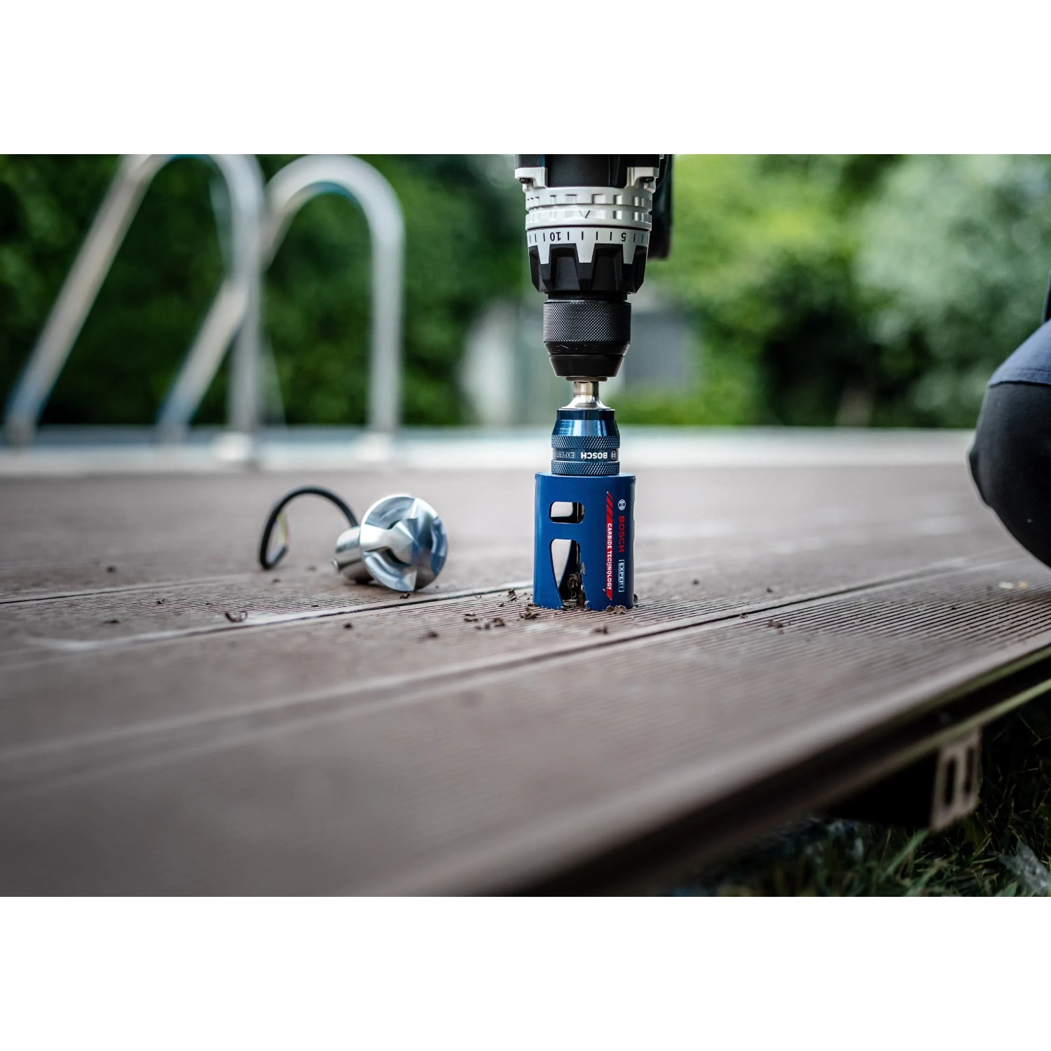 Bosch Expert Lochsäge Construction Material, Ø 40mm, im Einsatz mit Bohrmaschine auf Holz.
