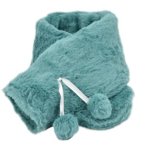 Türkis-farbene 2 Liter Wärmeflasche mit flauschigem Bezug und Pompoms.